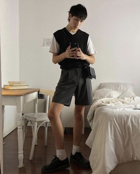 Short Masc Outfits, Masc Shorts Outfit, Masculine Summer Outfit, Black Shorts Outfit Men, Summer Masc Outfits, Masc Outfits Summer, Androgynous Summer Outfits, Masc Summer Outfits, Academia Summer Outfit