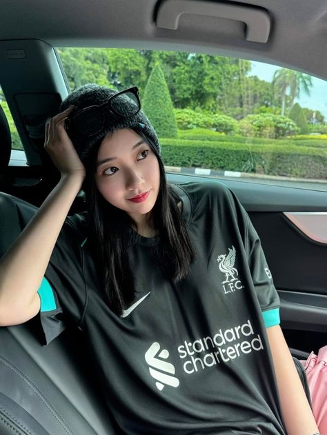 Liverpool Girl Fan, Liverpool Jersey Outfit, Liverpool Girls, Football Aesthetic, Football Girl, Liverpool Champions, Football Jersey Outfit, Liverpool Fans, Game Download Free