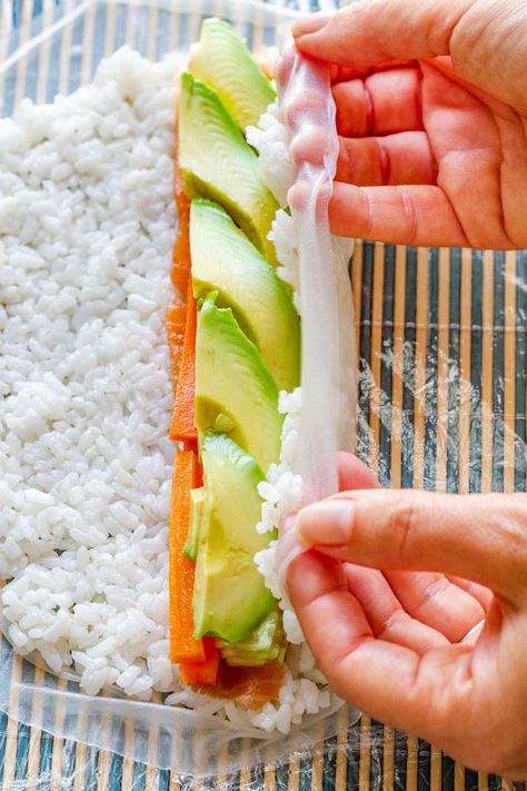 How to make Rice Paper Sushi Step 2 Rice Paper Sushi, Rice Paper Rolls Recipes, Paper Sushi, Rice Paper Recipes, Sushi Recipes Homemade, Spring Roll Recipe, Sushi Recipes, Quick Healthy Meals, Sushi Rice