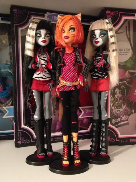 I have a Toralei. I need Meowlody and Purrsephone and then my collection of MH were cats will be complete! Imma ask for them for my b-day! Monster High Trio, Monster High Dolls Aesthetic, Toralei Monster High, G1 Monster High, Monster High Original, Meowlody And Purrsephone, Monster High Dolls Original, Dolls Monster High, All Monster High Dolls