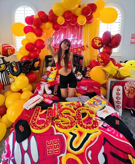 Usc Bed Party, Usc College Aesthetic, Usc Acceptance Letter, Usc Acceptance, Usc Aesthetic, Usc Dorm, University Goals, Stanford College, Usc College