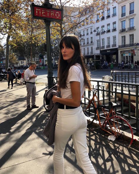 I'm French, Here Is How To Wear White Jeans The French Way Basic White Tank Top, Leia Sfez, Best White Jeans, How To Wear White Jeans, French Capsule Wardrobe, Parisian Chic Style, White Jeans Outfit, Jeans Outfit Summer, French Girl Style