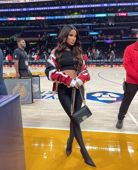 Nba Courtside Fashion, Nba Game Outfit Black Woman, Nba Basketball Game Outfit Women, Courtside Outfit Basketball, Nba Game Outfit Woman, Samantha Rayner, Basketball Game Outfit Women, Basketball Game Outfit, Inspo Poses