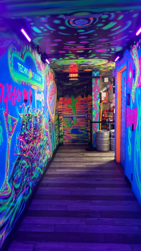 Trippy Hallway, Nightclub Design, Neon Noir, Crust Punk, Neon Aesthetic, Pop Art Wallpaper, Wallpaper Animes, Foto Poses, Fame Dr