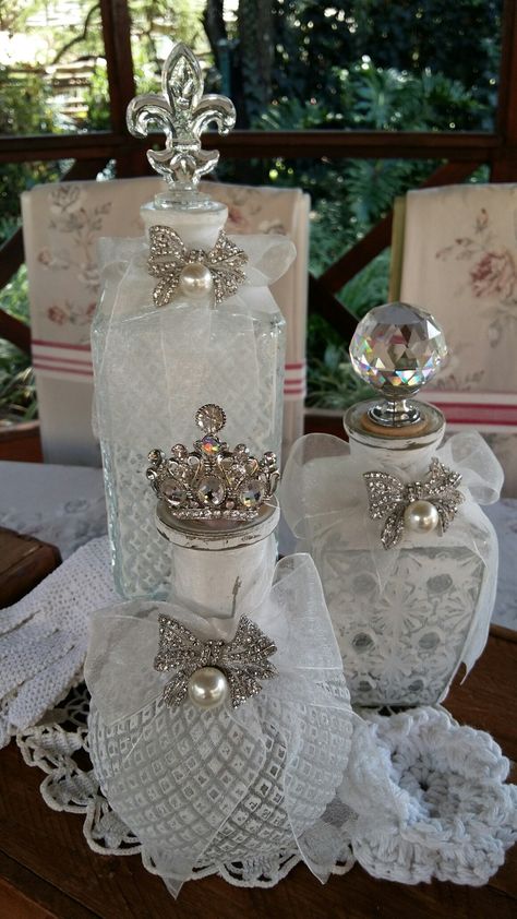 How To Decorate Liquor Bottles, Altered Bottles Diy, French Antique Decor, Altered Bottles Tutorial, Bejeweled Bottles, Decorated Liquor Bottles, Liquor Bottle Crafts, Decorated Bottle, Glass Bottle Diy