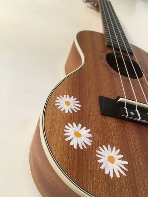 Decorate Ukulele, Ukelele Designs Art, Ukulele Flowers, Guitar Deco, Ukelele Painted, Door Art Bedroom, Ukulele Painting, Arte Do Ukulele, Drawing Guitar