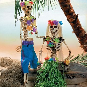 Tiki Costume, Halloween Tiki Party, Halloween Luau, Hawaiian Halloween Decorations, Tiki Statues Diy, Tiki Halloween, Hawaiian Halloween, Haunted Tiki Party, Tropical Halloween