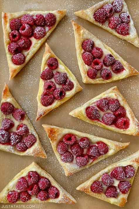 Raspberry Cream Cheese Danish, Pastry Christmas, Cream Cheese Danish Recipe, Cream Cheese Puff Pastry, Cheese Danish Recipe, Raspberry Cream Cheese, Cream Cheese Danish, Puff Pastry Desserts, Mapo Tofu