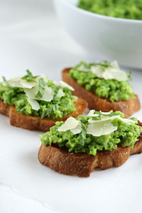 Cognac Crostini with English Peas, Parmesan and Mint Pesto Crostini, Pea Pesto, English Peas, Food Club, Starters Recipes, Secret Recipe, Finger Food, Appetizer Snacks, Finger Foods