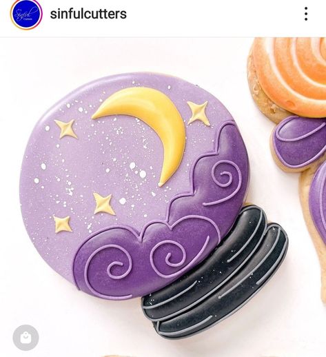 Crystal Ball Halloween, Royal Icing Cookies Recipe, Fall Decorated Cookies, Halloween Sugar Cookies Decorated, Moon Cookies, Postres Halloween, Halloween Cookies Decorated, Royal Iced Cookies, Halloween Sugar Cookies