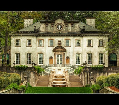 This is the Swan House at the Atlanta History Center, a beautiful old showplace that is open to the public.   The Swan House is a classically styled mansion built in 1928 for the Edward H. Inman family, heirs to a cotton brokerage fortune. The mansion was designed by famed Atlanta architect Philip Trammell Shutze.  Photo by Jeff Milsteen Swan House Atlanta, Swan House, Chateau France, Atlanta Homes, Southern Living, Manor House, Beautiful Architecture, Beautiful Buildings, Green Grass