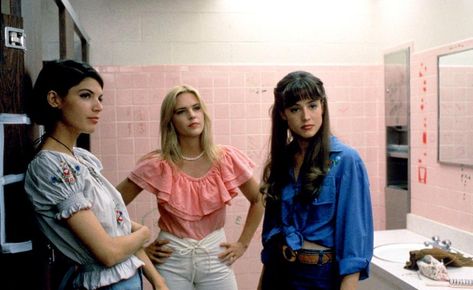 girls rule gossip in the bathroom The Wombats, The 90s Fashion, Style Parisienne, Blue Jean Outfits, 90s Movies, Dazed And Confused, Girl Gang, Film Stills, Mode Vintage