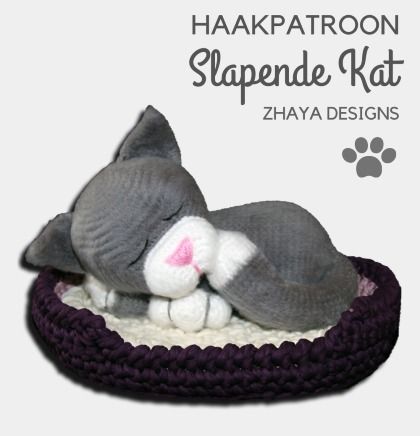 Haakpatroon Slapende Kat • Haakinformatie Quick Sewing Gifts, Kat Haken, Cat Amigurumi, Knitting Blogs, Cat Doll, Sleepy Cat, Crochet Cat, Crochet Toys Patterns, Cat Pattern