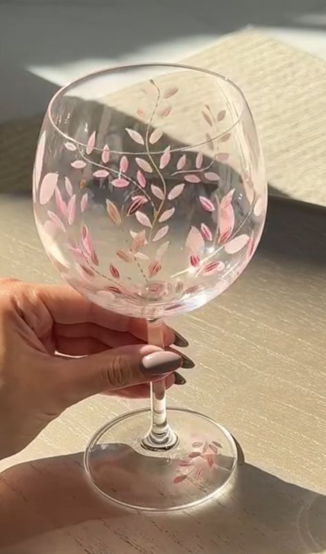 Wine Cup Painting, Drawing On Wine Glasses, Diy Wine Glass Painting, Wineglass Aesthetic Painting, Etched Wine Glass Ideas, Simple Wine Glass Painting Ideas, Painted Champagne Glasses, Simple Glass Painting Designs, Painting On Glass Ideas