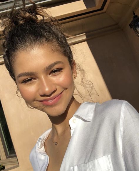 Zendaya Eyebrows, Zendaya Makeup, Estilo Zendaya, Zendaya Hair, Straight Brows, Zendaya Outfits, Zendaya Style, Brows On Fleek, Natural Eyebrows