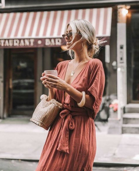 • Coffee time 💭 ☕☕ • @lisadanielle__ in the Melody Maxi in deep rose in NY  #Regram via @hazelandfolk Stile Boho Chic, Look Boho Chic, Super 8 Film, Day To Night Dresses, The Melody, Plain Dress, Hip Ups, Popular Color, Dress Measurements