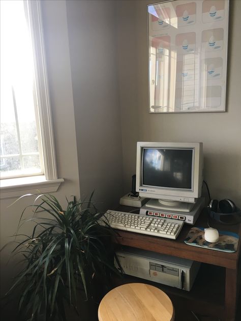 Crt Tv Setup, Crt Setup, Vintage Computer Setup, 90s Computer, Vintage Gaming Setup, Boxes Aesthetic, 90s Computer Aesthetic, Old Computer Aesthetic, Retro Desk Setup