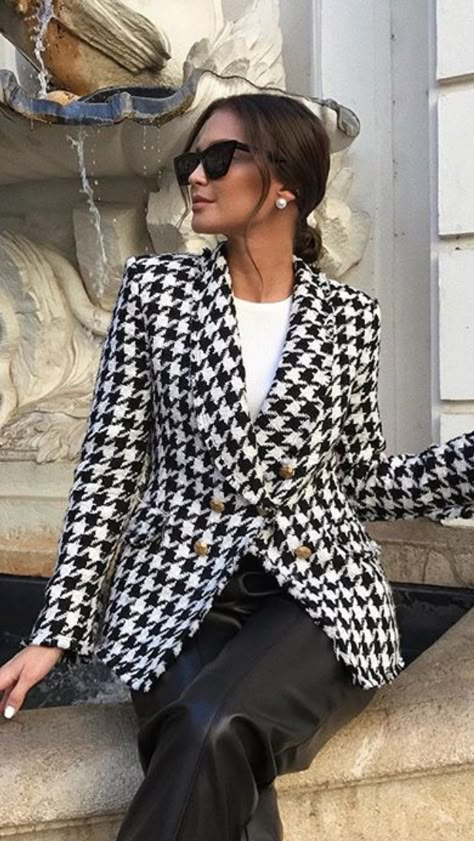 Black And White Blazer Outfit, Houndstooth Outfit, Chic Mom Outfits, Chicago Outfit, Women Suits Wedding, Woman Suit Fashion, Stylish Work Outfits, Autumn Outfit, White Blazer