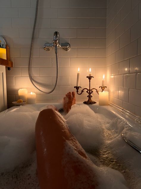 Bath Candles Aesthetic, Dark Bath Aesthetic, Women In Bath, After Shower Pics, Bath Tub Aesthetic, Candles Bathtub, Candle Light Bath, Foam Bubbles, Relaxing Bubble Bath