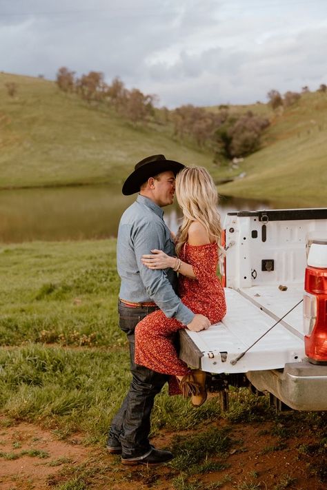 Tailgate Photoshoot Couple, Tailgate Engagement Photos, Stranger Session Photography, Truck Bed Engagement Pictures, Truck Bed Photoshoot Couple, Tailgate Photoshoot, Couple Horse Photography, Truck Couple, Barn Engagement Photos