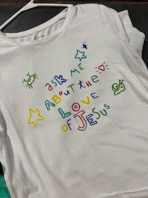 Check more at https://howcandothis.com/diyideas/29955/ I Love Jesus Shirt, Jesus Merch Aesthetic, Painted Tshirts Diy Ideas, Drawing On Tshirt, Diy Tshirt Painting Ideas, Diy Patchwork Shirt, Jesus Doodles, Jesus Merch, Hand Printed Shirt