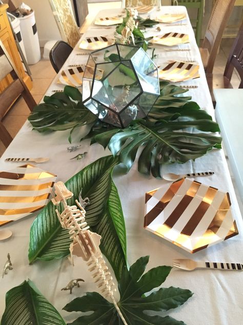 Geometric Dinosaur, Jungle Thema, Tropical Baby Shower, Fiesta Tropical, Dinosaur Baby Shower, Baby Shower Table, Jungle Baby Shower, Shower Centerpieces, Dinosaur Birthday Party