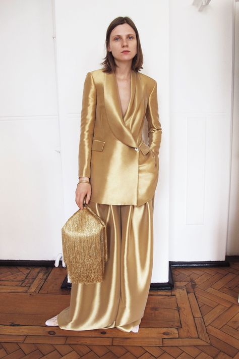 Hillier Bartley Spring 2018 Ready-to-Wear  Fashion Show Collection Suits Office, Kids Fashion Show, Wedding Tuxedo, Women Suits, Woman Suit Fashion, Office Set, Fashion Blogger Style, Gold Silk, Looks Chic