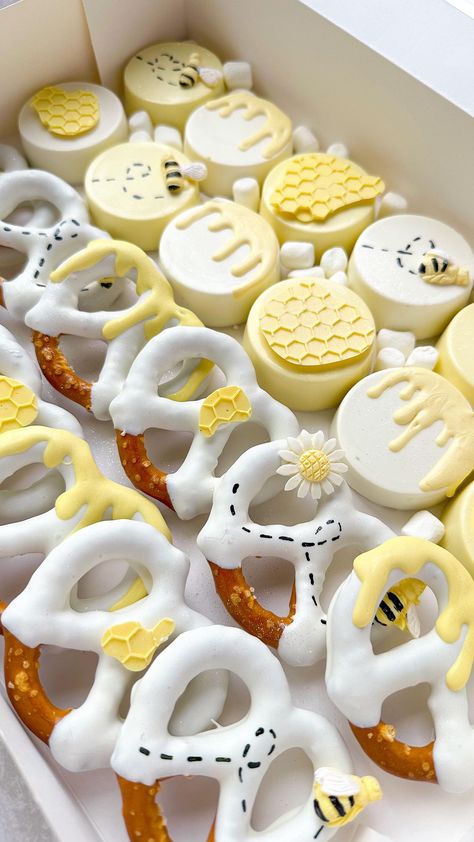 | here's a tutorial/ little behind the scenes of this "what will baby bee" themed order 🐝🍯 • • for the bees and bee trails I used black and w… | Instagram What Will It Bee Gender Reveal Treats, Winnie The Pooh Oreo Treats, Bee Baby Gender Reveal Theme, Bee Themed Baby Shower Ideas Food, Honey Bee Themed Baby Shower Ideas, Baby Bee Shower Ideas, Bee Theme Baby Shower Ideas, Bee Oreos, Honeybee Baby Shower Theme