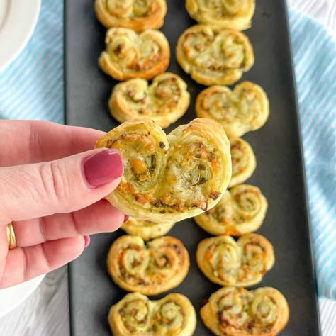 Pesto Puff Pastry, Pastry Snacks, Palmiers Recipe, Puff Pastry Snacks, Pastry Treats, Puff Pastry Recipes Savory, Feta Pasta Salad, Puff Pastry Appetizers, Pastry Appetizer