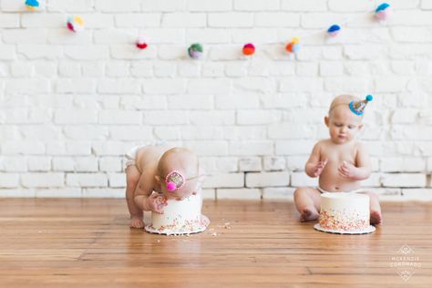 1st Birthday Photoshoot Twins, Twin First Birthday Photoshoot, Twins First Birthday Photoshoot, Twin Birthday Pictures, Babies Photoshoot, Twin Cake Smash, Twin Girl, Cute Family Pictures, Twins Cake