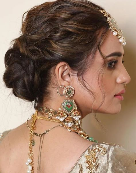 Tikka Hairstyle Updo, Messy Bun Hairstyles For Reception, Indowestern Hairstyle Indian Weddings, Indian Hair Updo Wedding, Latest Hair Bun Styles Indian, Messy Hairstyles For Indian Wedding Front Look, Indian Bridal Hair With Dupatta, Updo With Tikka, Sabyasachi Hairstyle