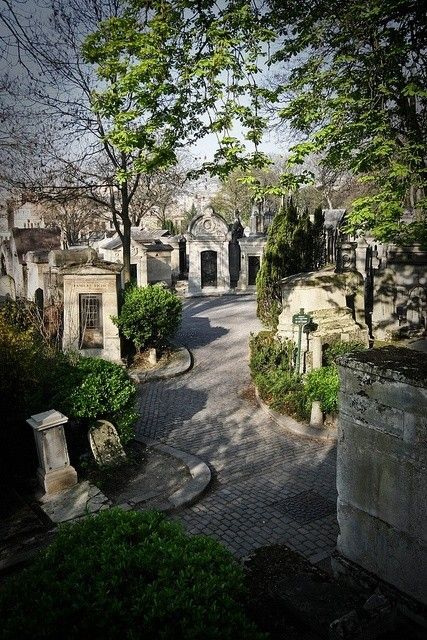 Beautiful Cemetery, Père Lachaise Cemetery, Pere Lachaise Cemetery, Cemetery Statues, Cemetery Headstones, Old Cemeteries, City Of Love, Cemetery Art, Paris Images