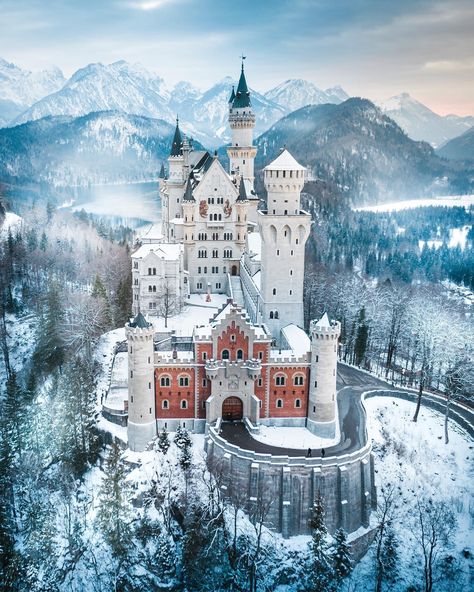 Schloss Neuschwanstein Peter Pevensie, Castle Germany, World Nature, Dream Bedroom Inspiration, European Castles, Neuschwanstein Castle, Killian Jones, Beautiful Mosques, Holiday Packages