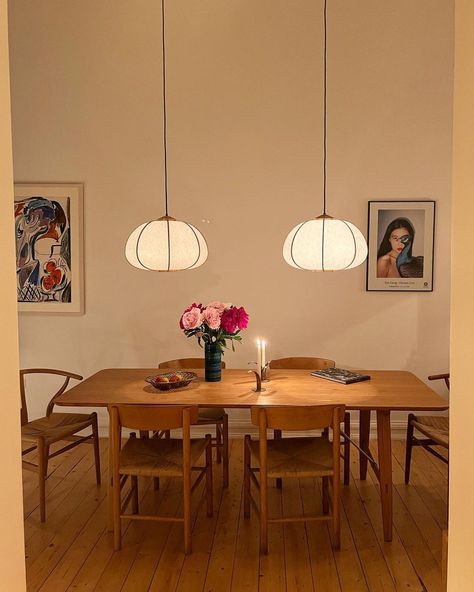 Mixed Seating Dining Table, Dining Room Nordic Style, Dining Room Scandi, Walk Through Dining Room, Dinner Table Lighting, 80s Dining Room, Small Living Room With Dining Area, Cozy Dining Room Ideas, Interior Design Small Apartment