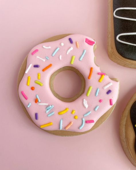 It’s National Donut Day! So why not enjoy some donuts for a treat…🍩 Okay these may not be actual donuts, but I think it still counts right? What is your go to donut? These beauties were made with @whipzi_co salted caramel, chocolate and vanilla powdered sugars for the royal icing and omg the flavors together are just amazing! 🍩 #donuts #donutcookies #nationaldonutday #sugarcookies #sweeteats #sweeteatsbyrachel #whipzi_co #cookies #royalicing #cutoutcookies Jumbo Cookies, Donut Cookies, Donut Day, National Donut Day, Salted Caramel Chocolate, Caramel Chocolate, Cookie Ideas, Cut Out Cookies, How Sweet Eats