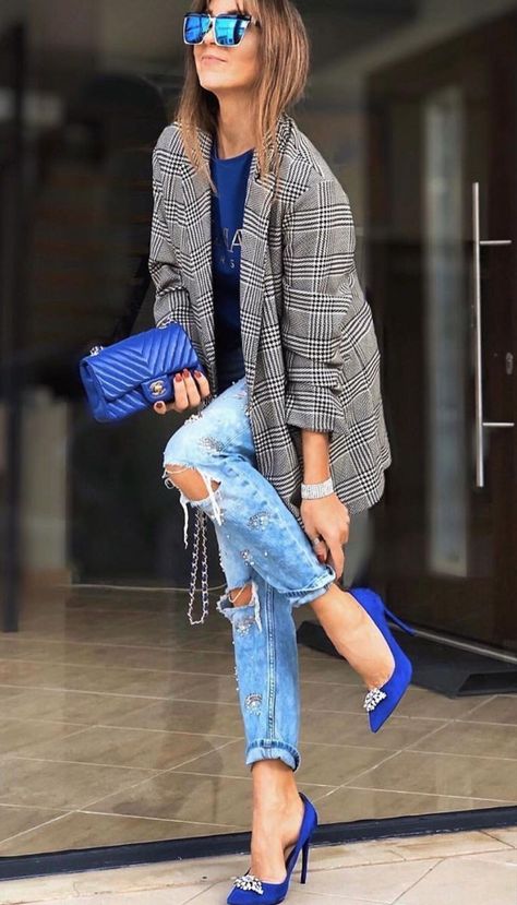 Walking Down The Street, Blue Pumps, Mode Casual, Looks Chic, 가을 패션, Fashion Mode, Looks Style, Outfits Casuales, Ripped Jeans