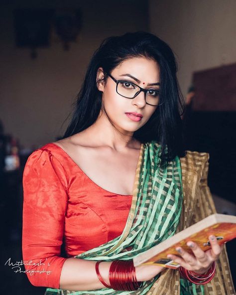 Indian Teacher, South Indian Sarees, Saree Models, Indian Models, How To Pose, Beautiful Saree, Saree Blouse Designs, Indian Beauty Saree, India Beauty