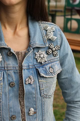 DenimJacketBrooch1 Wearing Brooches, Wear A Brooch, Brooch Ideas, Diy Denim Jacket, Embellished Denim, Denim Diy, Jeans Jacket, Olivia Palermo, Fashion Hacks Clothes