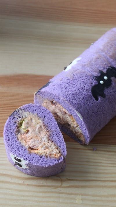 Roll Cake Decoration, Cake Sandwich Recipe, Champagne Cupcake Recipes, Creepy Cakes, Chocolate Fudge Recipes, Rolled Cake, White Chocolate Fudge Recipes, Rolled Cakes, Swiss Roll Cakes