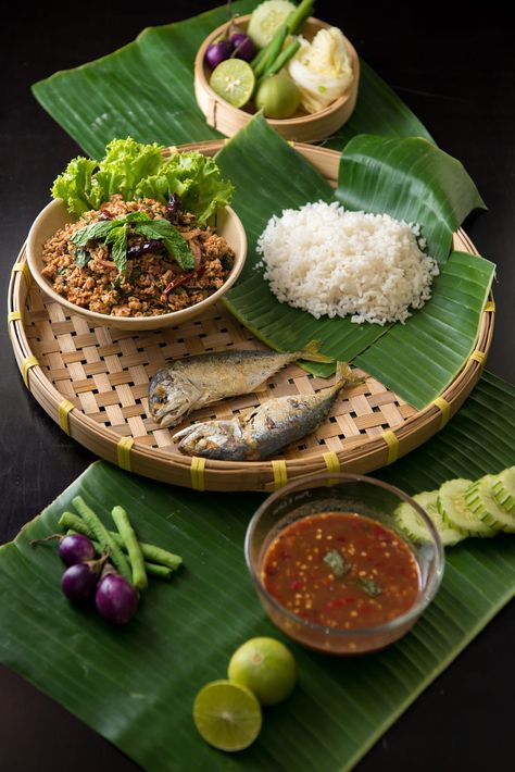 Fancy Food Presentation, Thai Food Photography, Thai Food Menu, Different Types Of Food, Asian Food Photography, Food Presentation Plates, Bengali Food, Thailand Food, Food Photography Tips