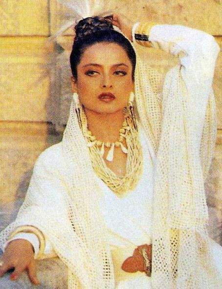 Photo Rekha Aesthetic, Rekha Actress Style, Rekha Ji, Actress Style, Rekha Actress, Bollywood Retro, Vintage Photography Women, Goddess Aesthetic, Aqua Eyes