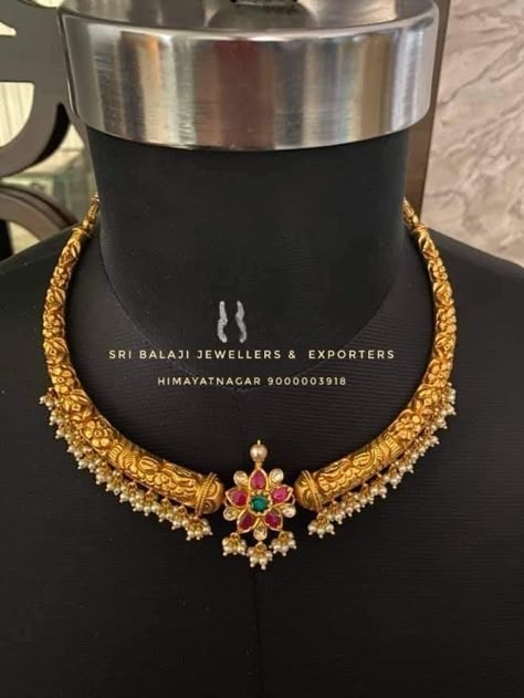 Small Pearl Choker Necklace Indian, Petite Point Embroidery Sarees, Black Beads Indian Jewellery, Choker Necklace Designs Gold Indian Latest, Gold Chokers Latest Designs, Short Necklace Gold Indian Latest, Gold Choker Necklace Indian Simple, Kante Designs Latest, Kante Indian Jewellery