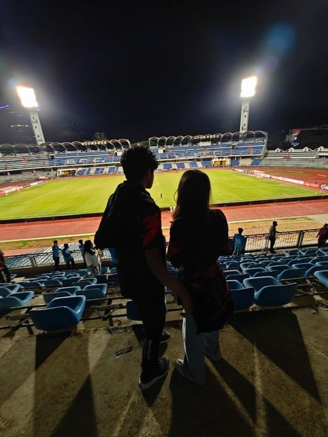 Football Stadium Couple Pictures, Football Love Couples, Couple At Football Game, Couple Goal Football, Football Match Aesthetic, Football Couple Goals, Football Boyfriend Aesthetic, Football Couple Pictures, Couple Football