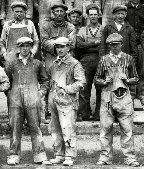 Construction in 1929. Photo stolen from Mr. Stewart of Vintage Haberdashers. Full photo here- https://pin.it/jaydgs5o4lv3zp Factory Worker, Americana Vintage, Workwear Vintage, Construction Workers, Denim Workwear, Denim Projects, Vintage Workwear, Working People, Construction Worker