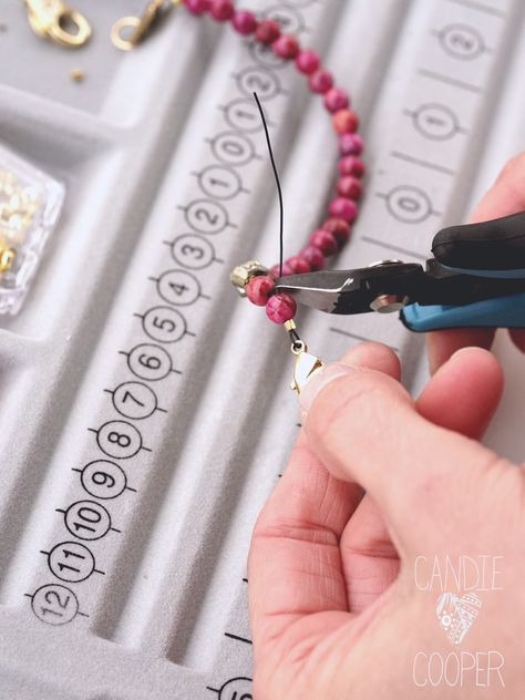 Crimp bead tutorial Beadalon Tutorials, How To Use Crimp Beads, Suncatcher Diy, Jewelry Stones, Keep The Lights On, Crimp Beads, Beading Tutorial, Sixth Grade, Beading Tutorials