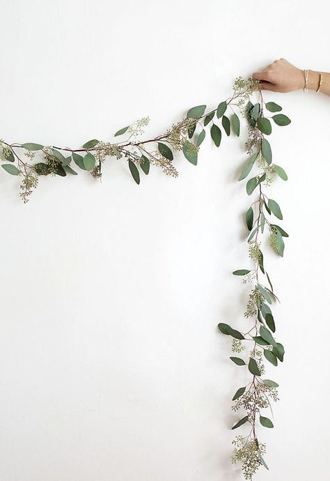 Garland for the holidays Hantverk Diy, Minimalist Christmas Decor, Friendsgiving Dinner, Eucalyptus Garland, Christmas Decor Inspiration, Navidad Diy, Minimalist Christmas, Diy Garland, Diy Holiday Decor