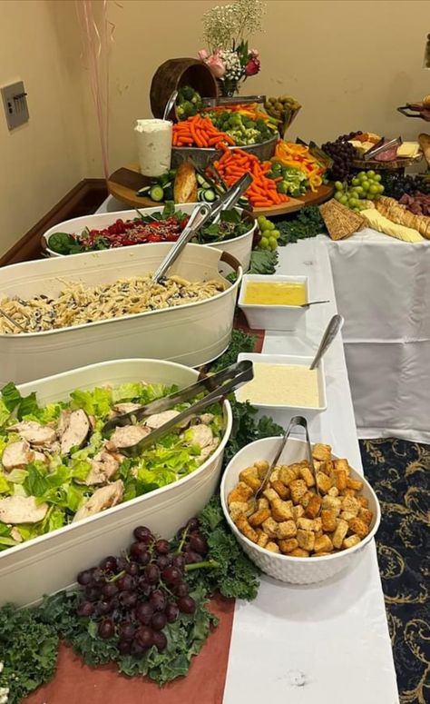 Wedding Salad Bar, Pasta Station Ideas, Platter Display Ideas, Nacho Taco Bar, Catering Table Decor, Fruit Table Decor, Backyard Bbq Birthday Party, Wedding Salad, Buffet Food Display