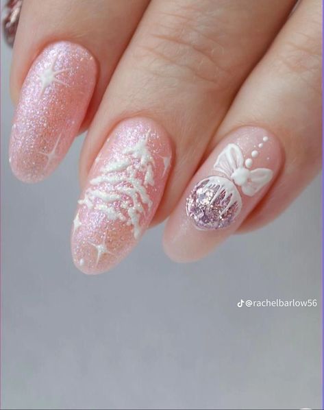 Pink Xmas Nails, Christmas And New Year Nails, Glittery Christmas Nails, Classy Nail Art Ideas, Nail Art Noel, Year Nails, Nails Arts, Glittery Nails, Cute Christmas Nails