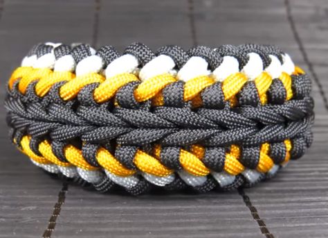 Wide Paracord Bracelet Patterns, Mad Max Paracord Bracelet, Paracord Designs, Cord Bracelet Diy, Paracord Weaves, Paracord Bracelet Designs, Paracord Projects Diy, Paracord Bracelet Patterns, Paracord Armband