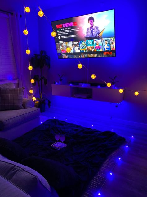 🥹 its the set up for me, babe went all out #movienight #datenight #dateideas #chillvibes Indoor Movie Night Date Set Up, Movie Night Set Up Bedroom, Picnic Inside House, Movie Night Set Up Living Rooms, Movie Night Set Up, Movie Night Ideas Indoor, Apartment Empty, Movie Night Room, Birthday Party Movie Night